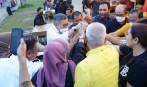 Ketua Golkar Sulsel, Taufan Pawe bersama sejumlah anggota Fraksi Golkar Sulsel ngopi bareng di kawasan kuliner Lego-lego, Center Point of Indonesia (CPI), Jalan Metro Tanjung Bunga, Makassar, Selasa (11/1/2022). Foto:ist