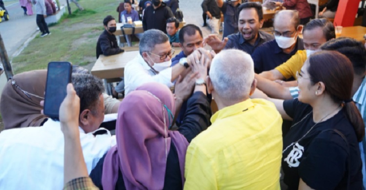 Ketua Golkar Sulsel, Taufan Pawe bersama sejumlah anggota Fraksi Golkar Sulsel ngopi bareng di kawasan kuliner Lego-lego, Center Point of Indonesia (CPI), Jalan Metro Tanjung Bunga, Makassar, Selasa (11/1/2022). Foto:ist