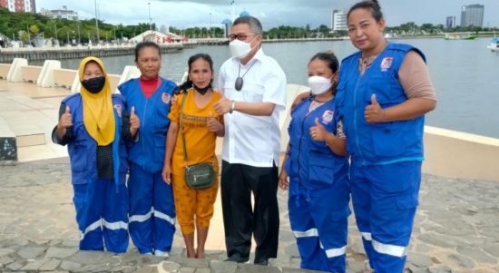 Petugas kebersihan Kota Makassar, foto bersama Walikota Pare-pare, Taufan Pawe di Pantai Losari. Foto:ist